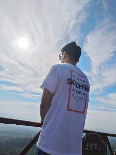 <p>图片中的后脑勺是谁的</p>