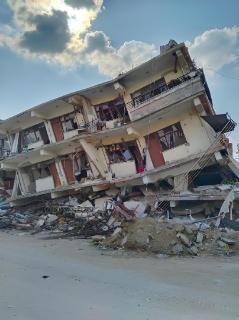 <p>The building was ( ) .</p>