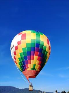 <p>I&#39; m dreaming of traveling by a hot-air ( )</p>