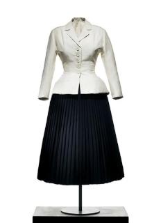 <p>图中的服装属于哪个年代和品牌的代表性款式&#xff1f;</p>