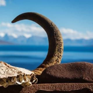 根据藏史学界的通行说法，藏文创制的时间是？