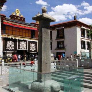 记载822年唐蕃长庆会盟的碑刻是哪一个？