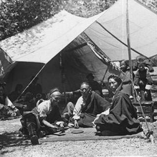 下列哪项属于西藏藏族的传统民间游戏？