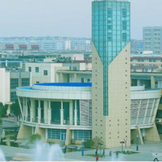 在我校校徽中，校名的英文表述是哪种？