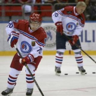 We_________ a play tomorrow.&nbsp;