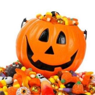 <b>万圣节前夕，孩子们会提着南瓜灯，穿着各式各样的稀奇古怪的服装，挨家挨户地去索要糖果</b><b>，不停地说：</b>