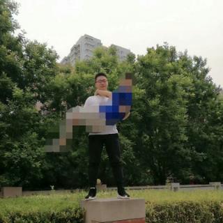 下图中被马赛克的人是？
