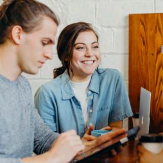 曼彻斯特三所学校中哪个是仅有本科预科和国际大一的学校？