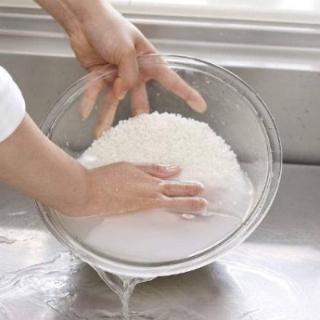 P137,制作米饭时，在米的淘洗过程中就会发生营养素的损失，特别是（&nbsp; &nbsp; &nbsp; &nbsp;&nbsp;）和无机盐最易受到影响。