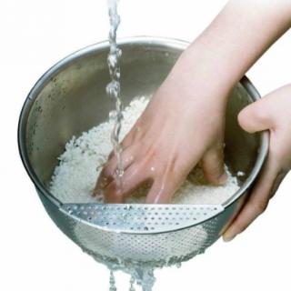 P137,淘米时，用水量（&nbsp; &nbsp; &nbsp; ），浸泡时间越长，水温越高，各种营养素损失越严重。