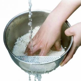 淘米时，用水量越多，浸泡时间（&nbsp; &nbsp; &nbsp;），水温越高，各种营养素损失越严重。