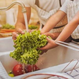 蔬菜在烹饪前的清洗和切配过程中即可造成（&nbsp; &nbsp; &nbsp; &nbsp; ）和无机盐的损失。