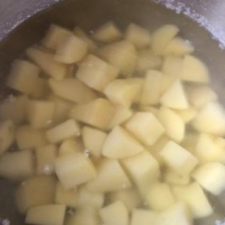 P139,马铃薯去皮切块，大火煮10min，改小火煮20min，维生素C保存率（&nbsp; &nbsp; &nbsp; ）