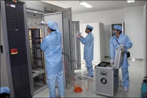 <p>图例中进行带电作业的作业人员所穿戴的是防尘鞋和防尘手套。</p>