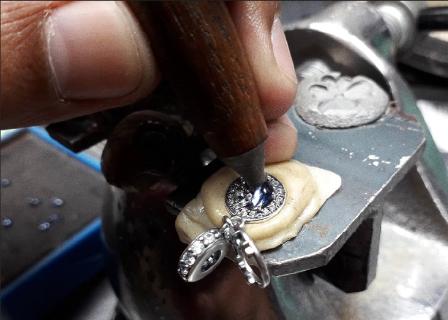 <p>每一款PANDORA珠宝都需经过大约<u>        </u>位工艺大师精雕细琢？</p>