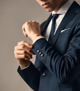 <p>西装必须一直搭配衬衫和领带</p>
