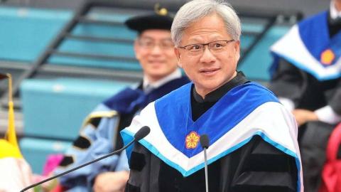 <p>图片中的人是黄仁勋（Jensen Huang），下列关于他的描述，哪一个是<strong>错误</strong>的？</p>
