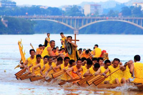 <p>We can watch Dragon Boat races on the Spring Festival</p>