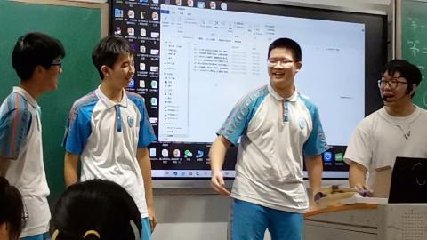 <p>熊有冰刀</p>
