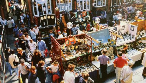 <p>People ____ at the market.</p>