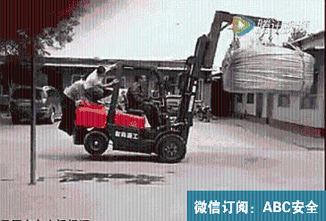 <p>图中叉车工作违反的规定有</p>