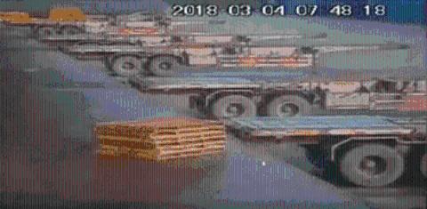 <p>图中叉车司机有哪些违规</p>