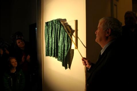 <p>Which of these is NOT a definition or a synonym of unveil?</p>