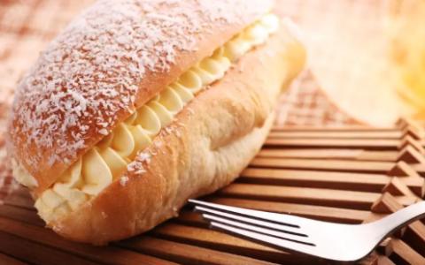 <p>If the equilibrium price of bread is $2 and the government imposes a $1.50 price ceiling on the price of bread, then:</p>