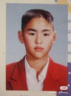 <p>这是哪一位男明星小时候的照片？</p>