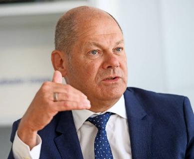 <p>Wie heißt der Mann?</p>