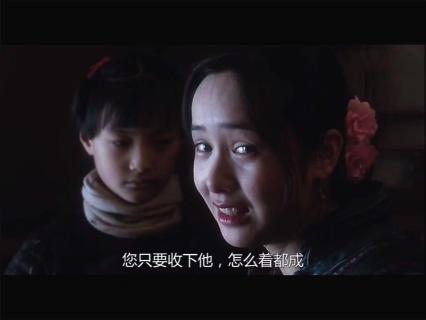 <p>小豆子（程蝶衣）的母亲为了让他进戏班，做了什么举动？</p>