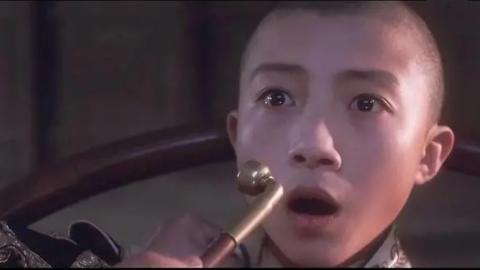 <p>小石头（段小楼）用烟斗捅小豆子（程蝶衣）的嗓子起到了什么作用？</p>