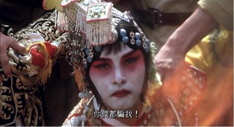 <p>在文革时期太庙公审一幕中，程蝶衣面对段小楼的指控作出什么反应？</p>