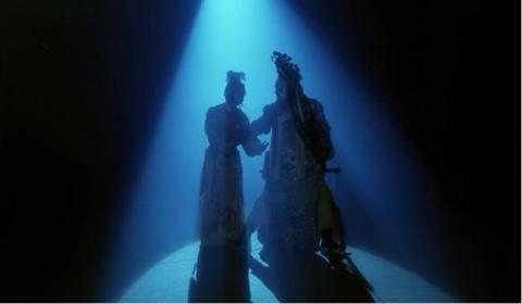 <p>在结尾处，程蝶衣和段小楼两人重演霸王别姬，程蝶衣最后的结局是什么？</p>