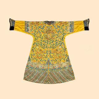 <p>How many kinds of patterns are there on empeor’s robe? </p>