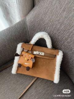 <p>关于以下包款，哪一项描述是错误的？</p>