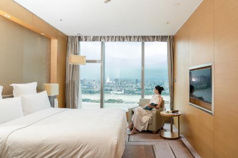 <p>广州朗豪酒店毗连珠江河畔&#xff0c;部分客房可饱览河畔美景。</p>