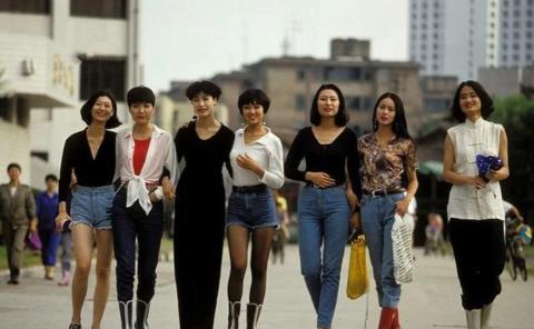 <p>下列对90年代流行服装风格描述说法不正确的是&#xff1f;</p>