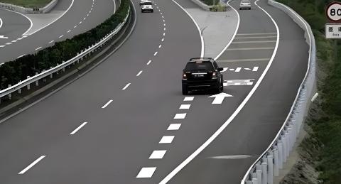 <p><strong>车辆在高速公路匝道上可以停车。</strong></p>