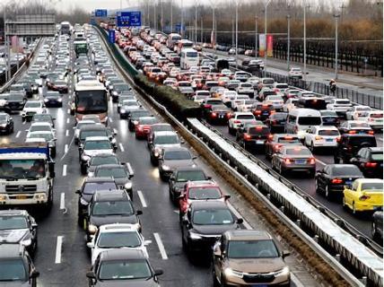 <p>The traffic laws don't （__）（__）until the end of the year.交通法要到年底才生效</p>