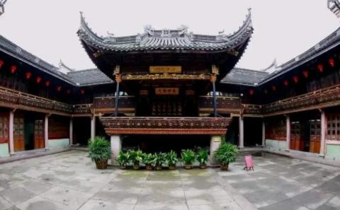 <p>阁是古代一种特有的建筑形式。“阁”最初指的是阁板。后来，阁成了与楼相对应的架空小楼房。多为四边形或多边形。古代有些女子居住的场所亦有“阁”之称，因而，女子出嫁有“出阁”的说法。下列说法正确的是（　　）</p>