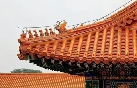 <p>飞檐是中国古代建筑屋顶结构的特色之一。屋顶的曲线、向上微翘的飞檐，使得原本异常沉重的屋顶，随着线条的曲折，显出向上挺举的飞动轻快之感。如图所示，飞檐结构的设计主要考虑的因素是（ ）<span data-tex=""> </span></p>