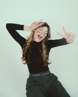 <p>以下哪个词组表示「喜欢做某事/与...合拍」</p>