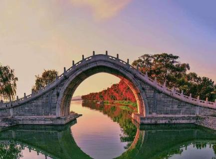 <p>下面哪一幅图是拱桥？</p>