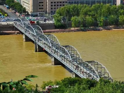 <p>下面哪一幅图是铁桥？</p>