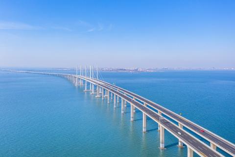 <p>下面哪一幅图是跨海大桥</p>