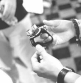 <p>如图是一款盲人导航手表&#xff0c;手表内的声纳和传感器测量障碍物与人的距离&#xff0c;并将信号发送给微处理器&#xff0c;随着盲人与障碍物距离的缩短&#xff0c;手表上的震动马达震动加快&#xff0c;使手表的震动频率加快。关于该控制系统&#xff0c;下列说法中不正确的是(　)</p>