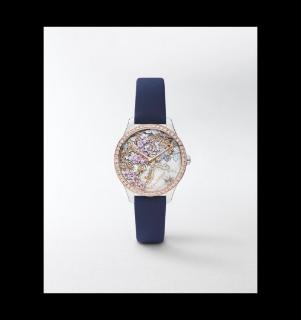 <p>&#xff08;&#xff09;材质表圈镶嵌有52颗圆形明亮式切割钻石&#xff0c;共计&#xff08;&#xff09;克拉。</p>