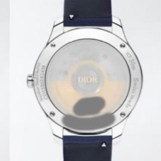 <p>半透明蓝宝石水晶表后盖&#xff08;&#xff09;图案&#xff0c;镌刻 “Limited Edition of &#xff08;&#xff09;” 字样<span data-tex=""> </span></p>