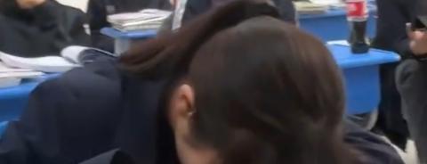 <p>是谁在睡觉</p>